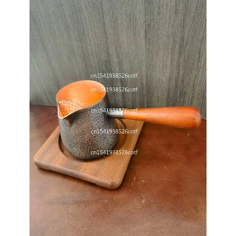 

Чайник из красной меди, изготовленный из старинной меди, с равномерным ковкой, а чайная утварь разделена на отдельные предметы.