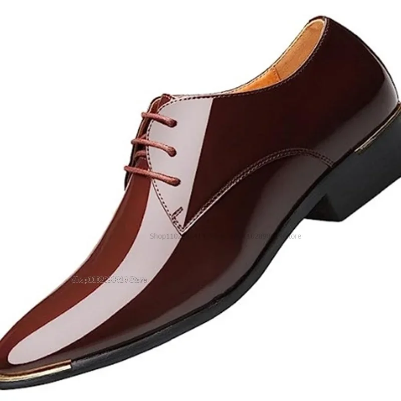 รองเท้าหนังแก้วสีดำขอบโลหะ แต่งสายรัด สำหรับผู้ชาย รองเท้าทางการคุณภาพสูง รองเท้าแฟชั่นทันสมัยแบบหุ้มส้นต่ำ