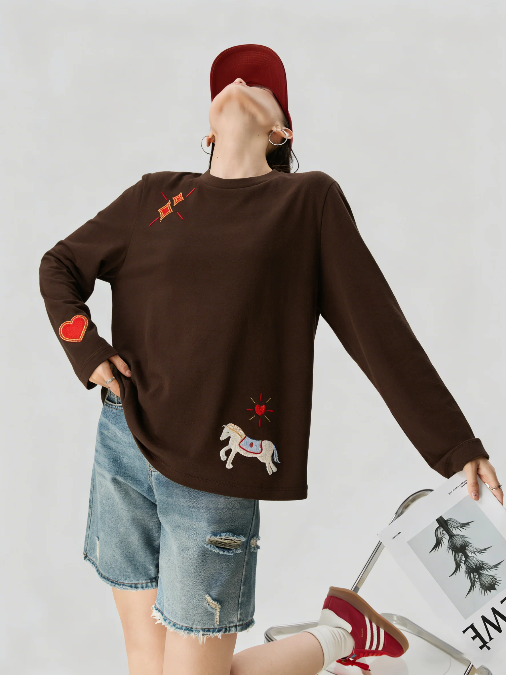 

Карамельная женская футболка с длинным рукавом и вышивкой, в корейском стиле, с круглым вырезом, дизайн Весна 2026, для повседневной носки