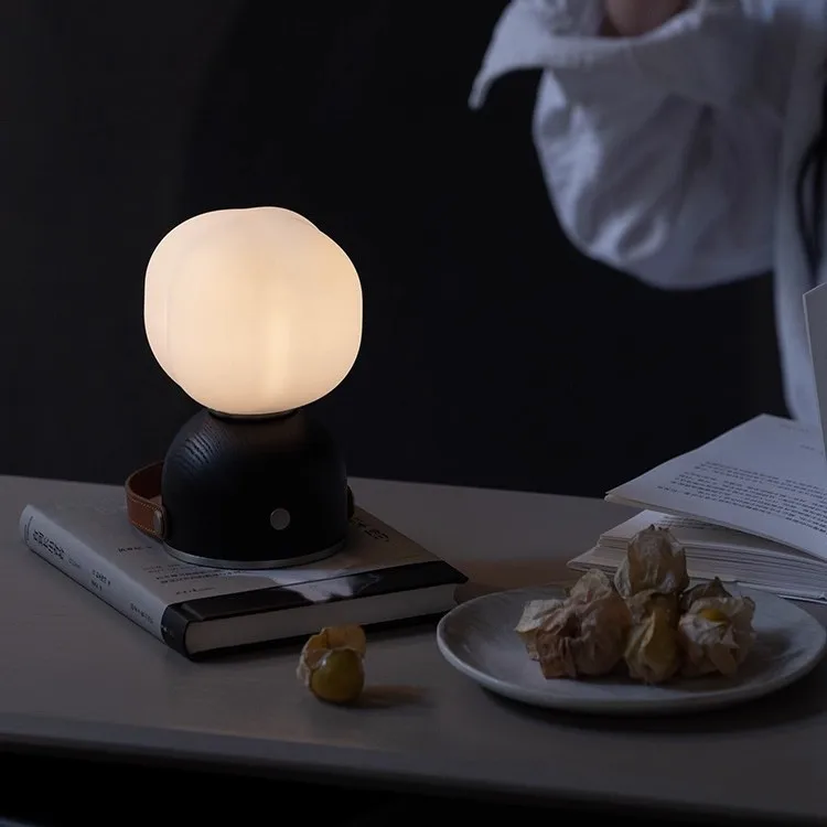 مصباح ليلي بجانب السرير مصنوع من القطن السحابي الكريمي والرياح وغرفة النوم، مصباح مكتبي شحن محمول وبسيط وحديث