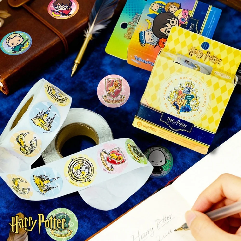 500 Adesivos Originais Harry Potter: Rolo de Adesivos da Série Hogwarts Escola de Magia e Bruxaria para Decoração de Malas, Capacetes e Laptops