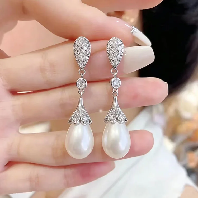 Luxury with a touch of elegance  Temperament Subtle design sense Star-studded version Simulated pearl effect  Alloy  Earring