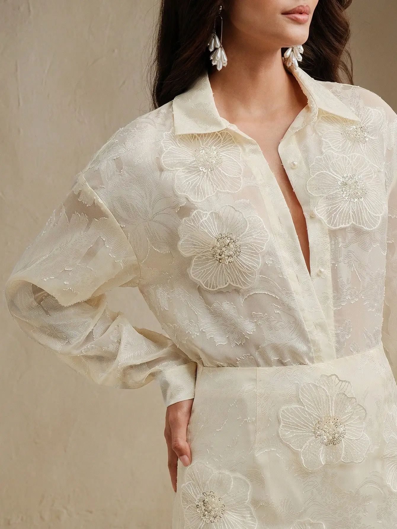 

Элегантный комплект из 2 предметов: блузка с длинным рукавом и мини-юбка с 3D-цветочным декором, абрикосовый