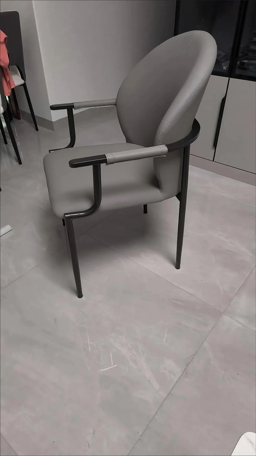 كرسي غرفة الانتظار عالي القيمة لغرفة المعيشة وغرفة الطعام ومكتب المكياج والمطعم التجاري كرسي مناسب
