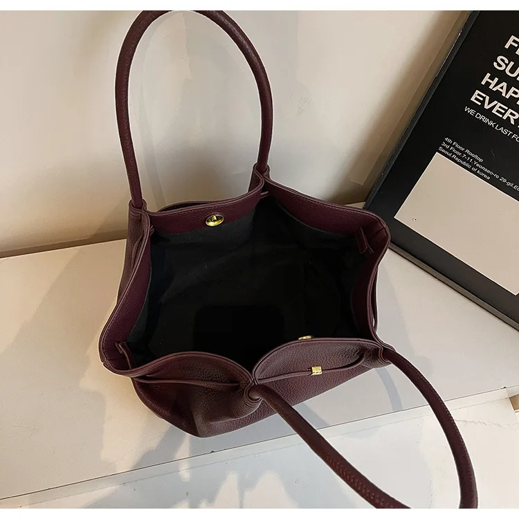 Top opening and hardware detail