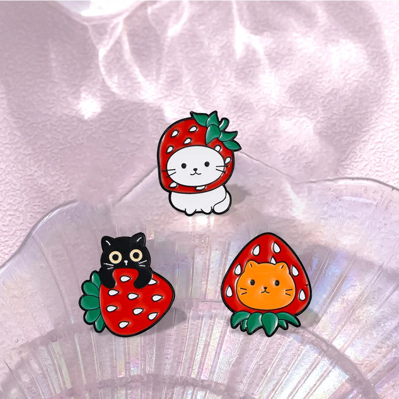 Super cute and adorable lcat cartoon badge creative fresh fruit strawberry series black cat baking paint brooch accessories