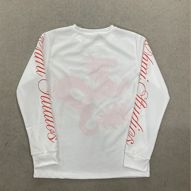 Y2K-Trend: Locker geschnittenes Langarmshirt mit Rundhalsausschnitt in dunklen Retrofarben, das einen stilvollen, lässigen Look erzeugt. – Detail 4