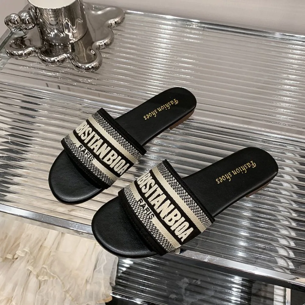 Damen-Mode-Flachpantoffeln, Sommer-Neuheit, runde Zehenpartie, offene Zehen, Buchstabenstickerei, weiche Sohle, rutschfeste Sandalen, Damen-Hausschuhe – Detail 20