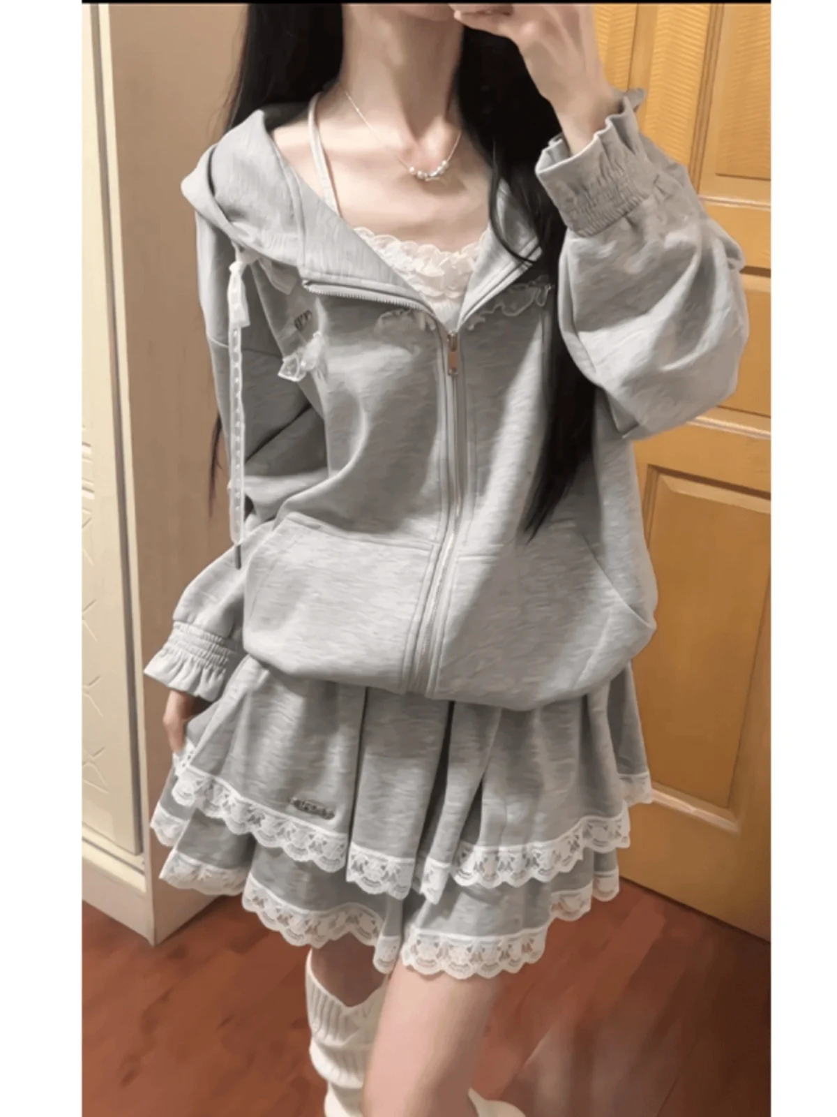 طقم ملابس نسائي مكون من هودي رمادي كوري مزين بكشكشة وتنورة كيك عالية الخصر مزينة بالدانتيل، تصميم فريد وجميل، مناسب لأوائل ال...