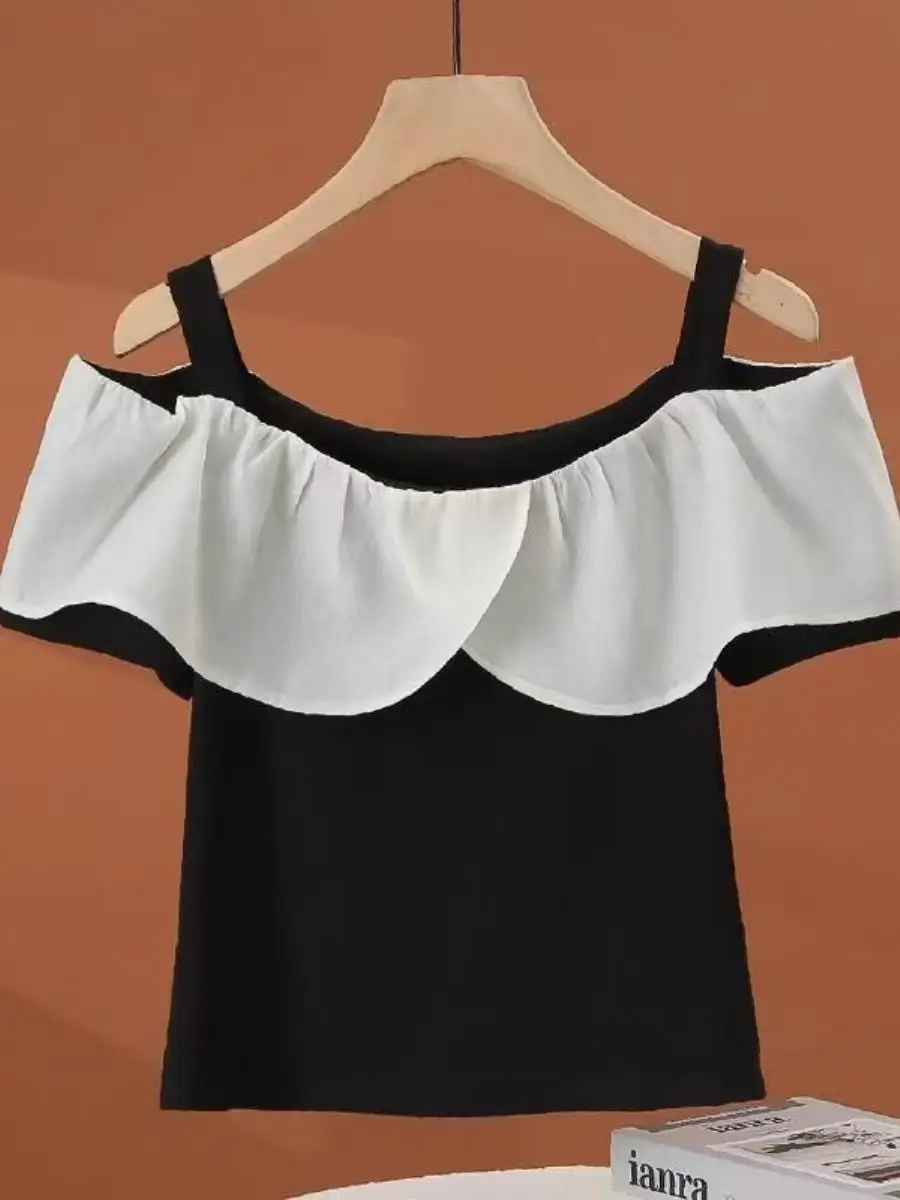 conjunto-de-tres-pecas-feminino-plus-size-de-verao-camiseta-slim-fit-de-manga-curta-com-ombro-vazado-e-barra-com-detalhe-em