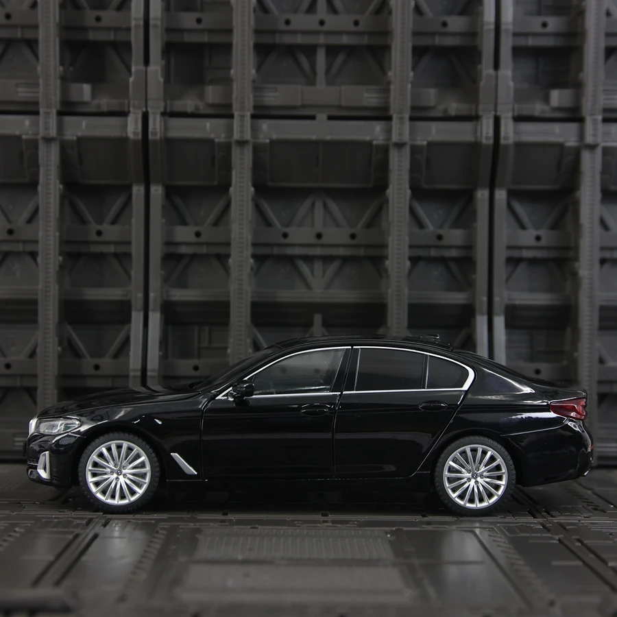 Simulación 1:24 del modelo de coche de aleación 530Li con piezas decorativas, puertas y capó del motor, maletero que se puede abrir, sonido y luz
