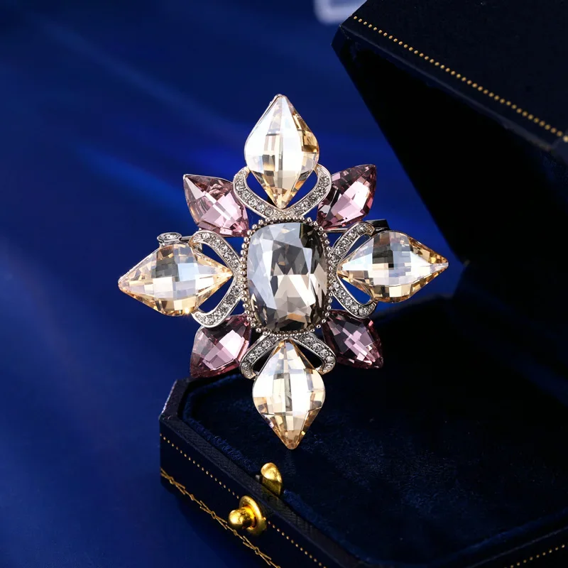 

2025Retro court-style elegant and refined clothing and corsages with a sense of high-end diamond-shaped flowers