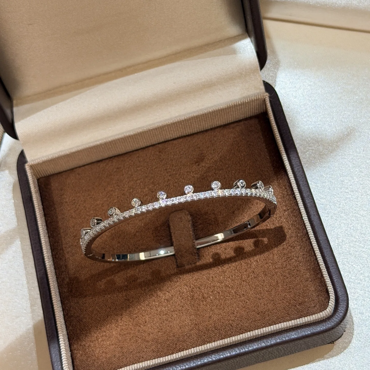 Trendy 925 Sterling Silver Bangle For Women Beaded Edge Graduated Round Stone Row Clear Accent Stones Luxury Fine Jewelry