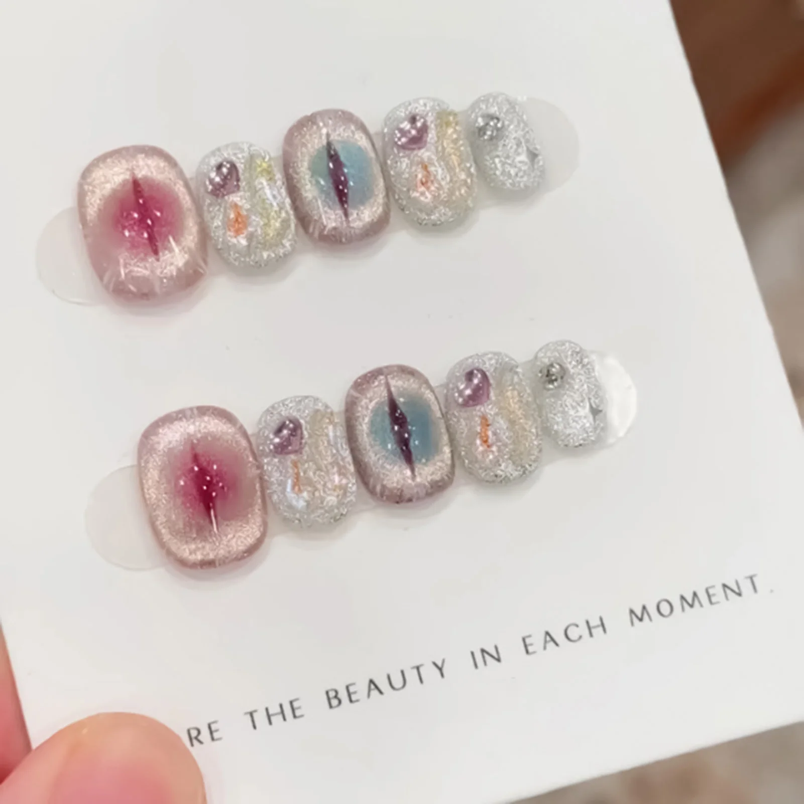 Handgemachte kurze erröten Anime Press On Nails mit Kristall Katzenauge Design 10 Stück quadratische falsche Nägel bunte Strass Dekoration