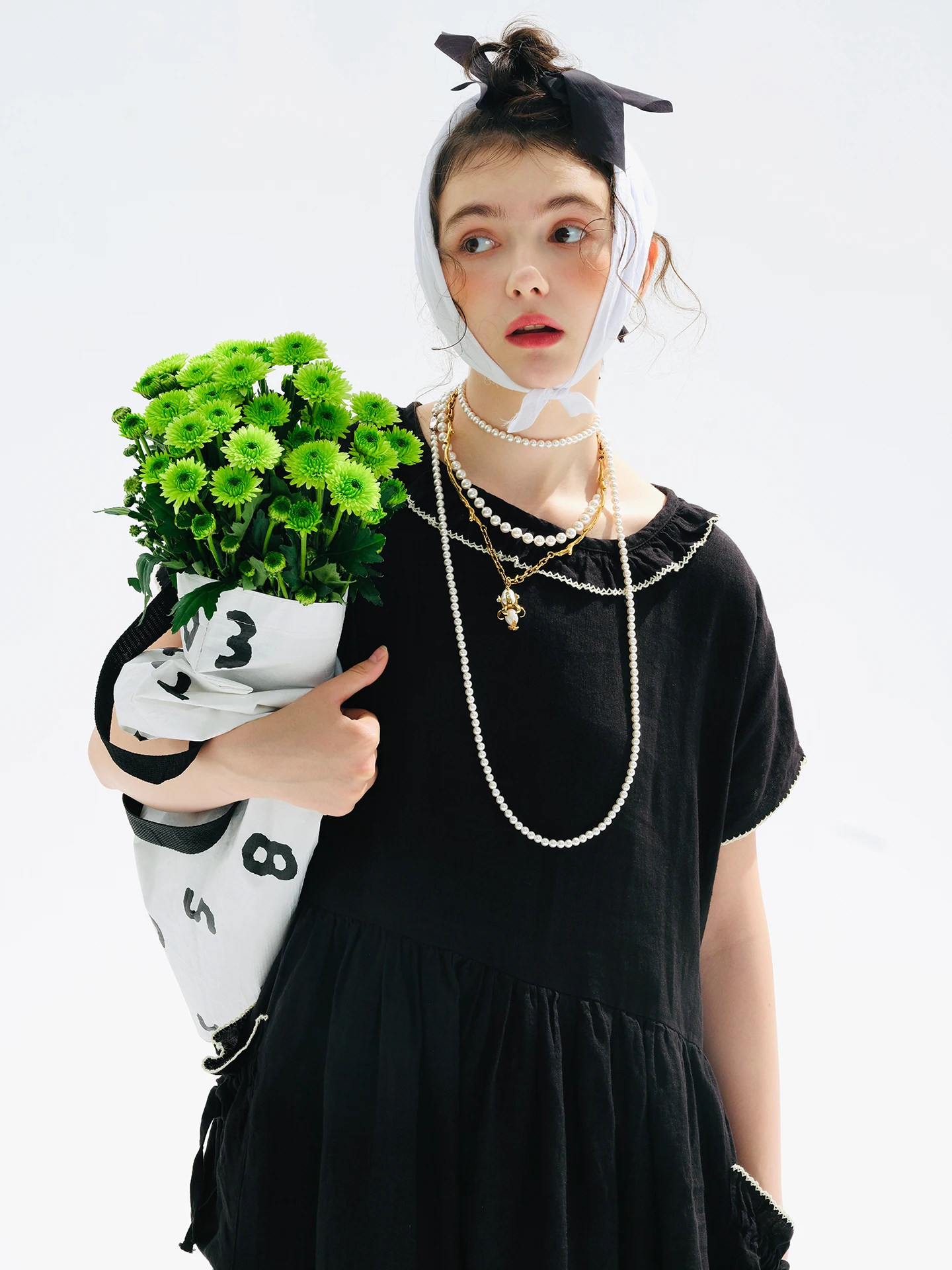 Czarna damska sukienka midi z krótkim rękawem i białymi przeszyciami oraz kieszeniami Casualowa sukienka o luźnym kroju 255200