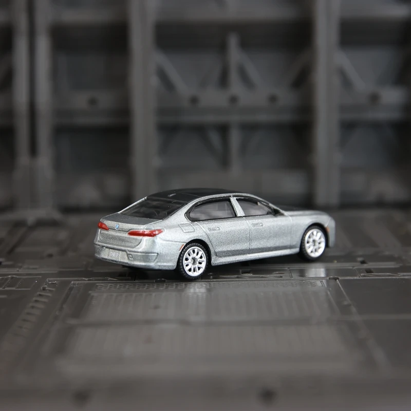 

CCA 1:72 simulation BMW i7 Alloy Super Sports Car Model suitable for collection and can be given as a birthday gift to friends