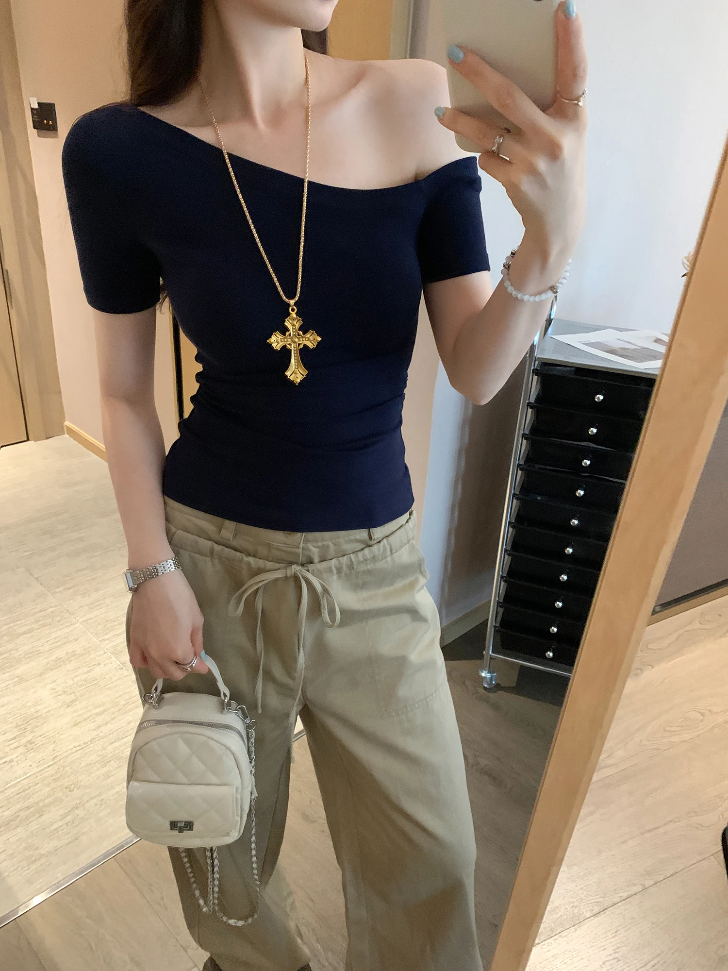 ユニークな美しい紫色の非対称ショルダー半袖 Tシャツ女性のスリムフィット夏の新しいスタイル高感覚スパイシーガールトップ