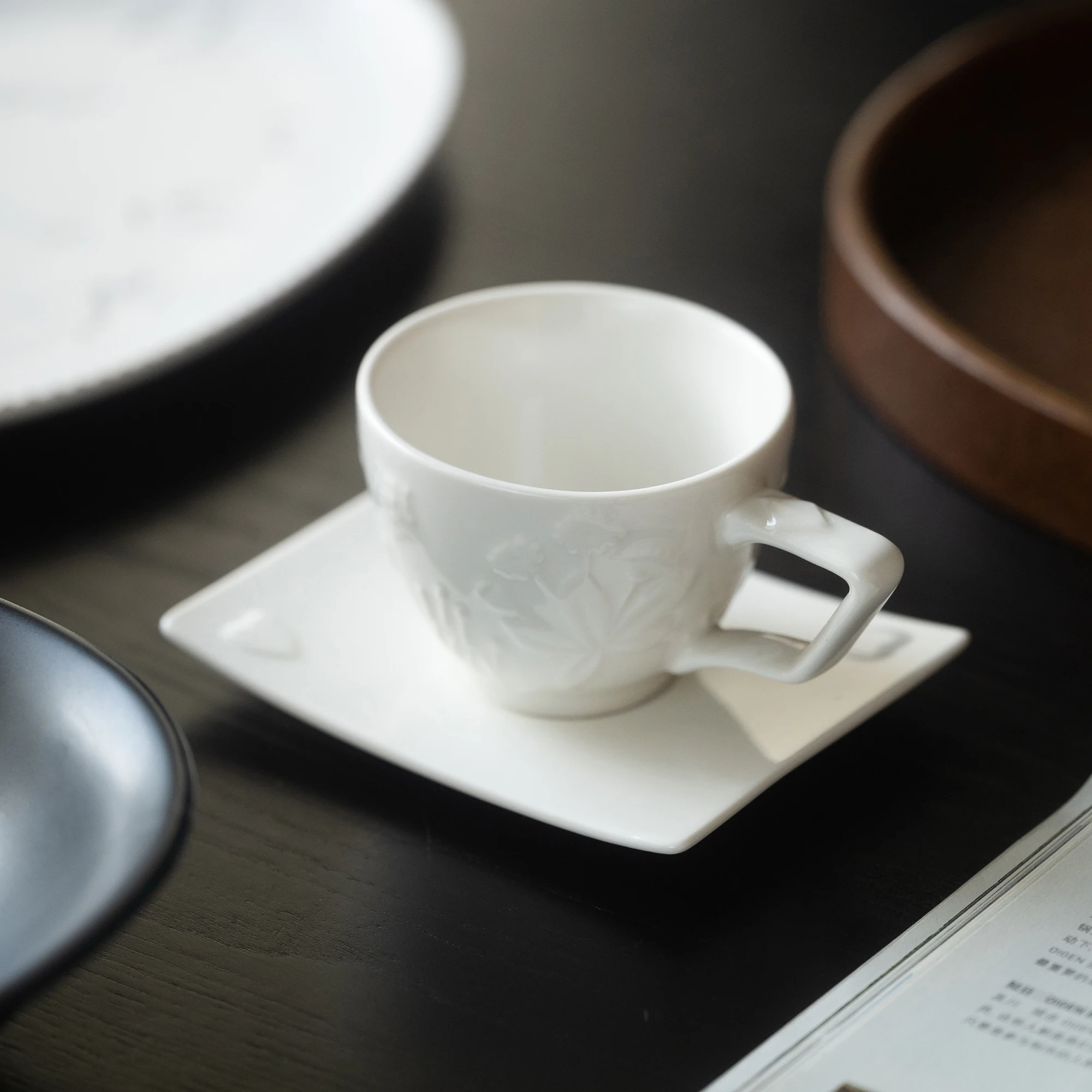 petite-assiette-de-terrasse-blanche-a-relief-floral-antique-assiette-a-cafe-assiette-a-poker-faite-a-la-main-compatible-micro-ondes