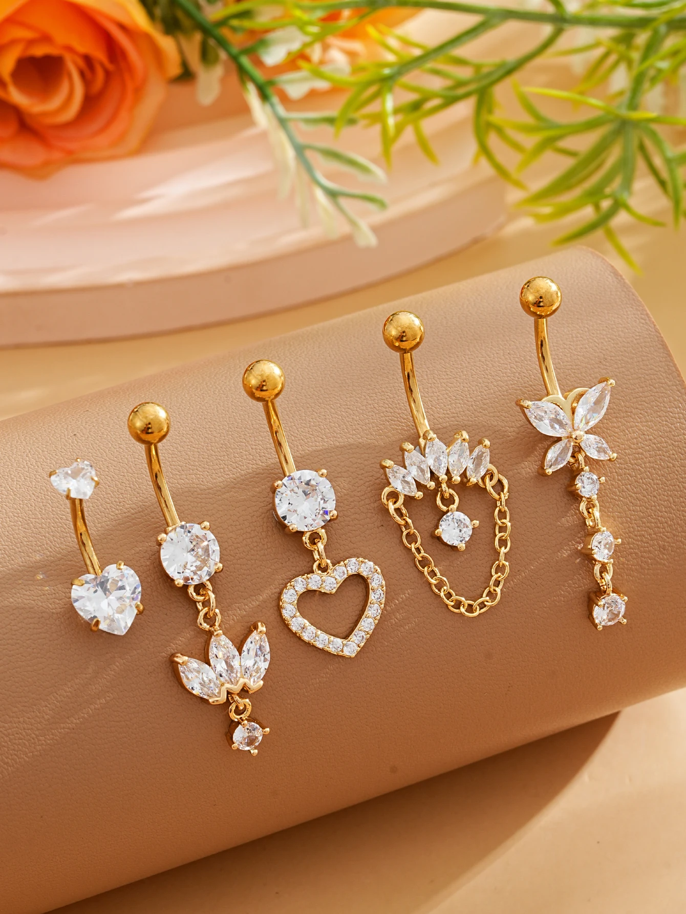 5-teiliges Set Goldfarbene Bauchnabelringe mit Herz- und Blumenanhängern, Edelstahl-Bauchpiercings mit Schleife, Gebogene Nombril-Ombligo-Ringe