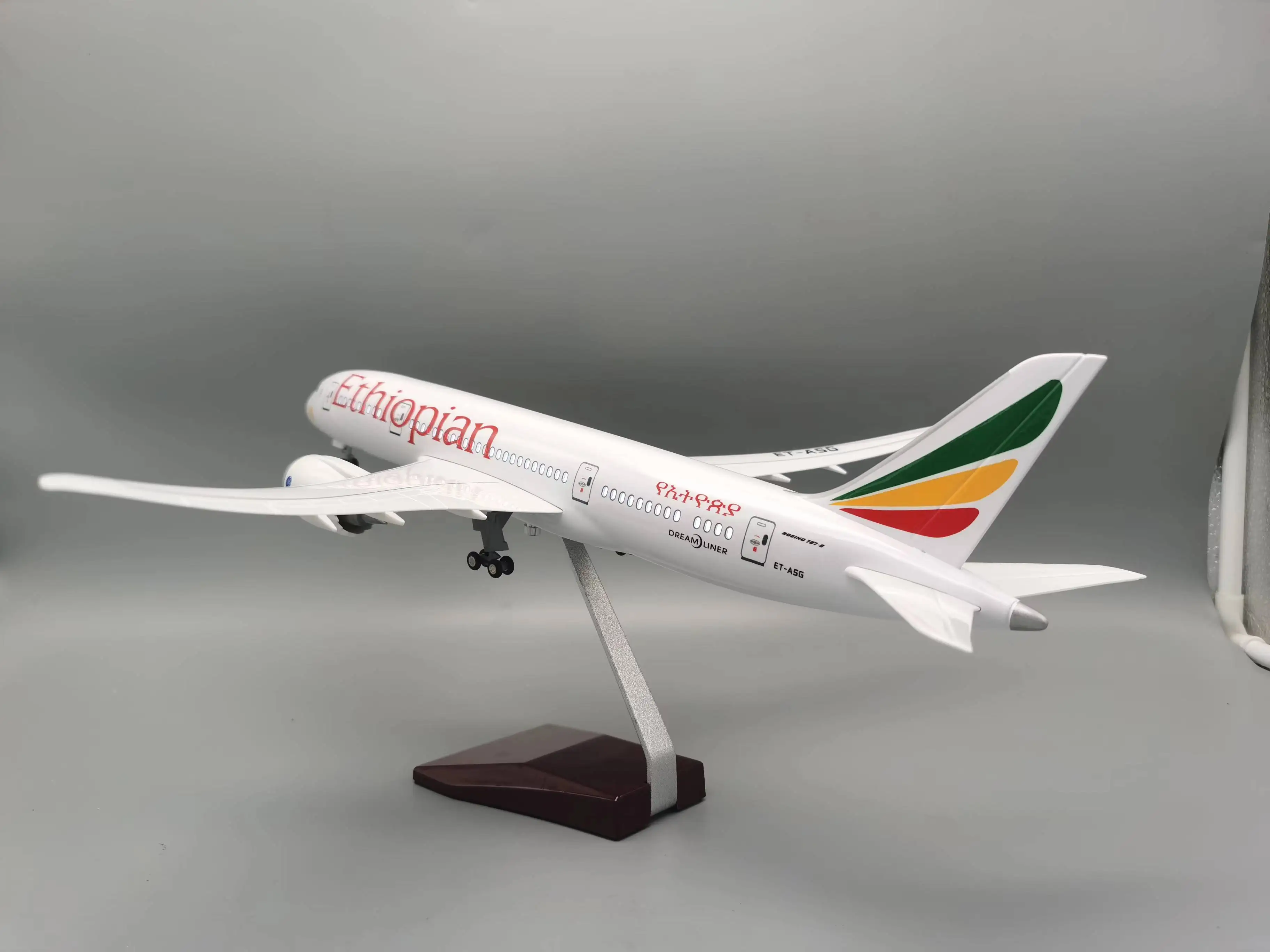 1/130 Scale 43cm Ethiopian Airlines Aircraft Model B787 Resin Airplanes Decoration Home ModelKit For Adults Display Collectible