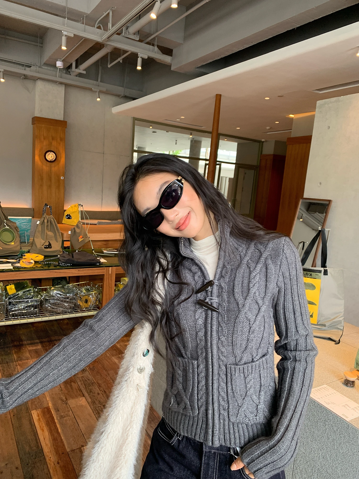 

Корейский вязаный свитер-кардиган CRSU для женщин, зимняя повседневная верхняя одежда с длинными рукавами, воротником-стойкой и узором «косы»