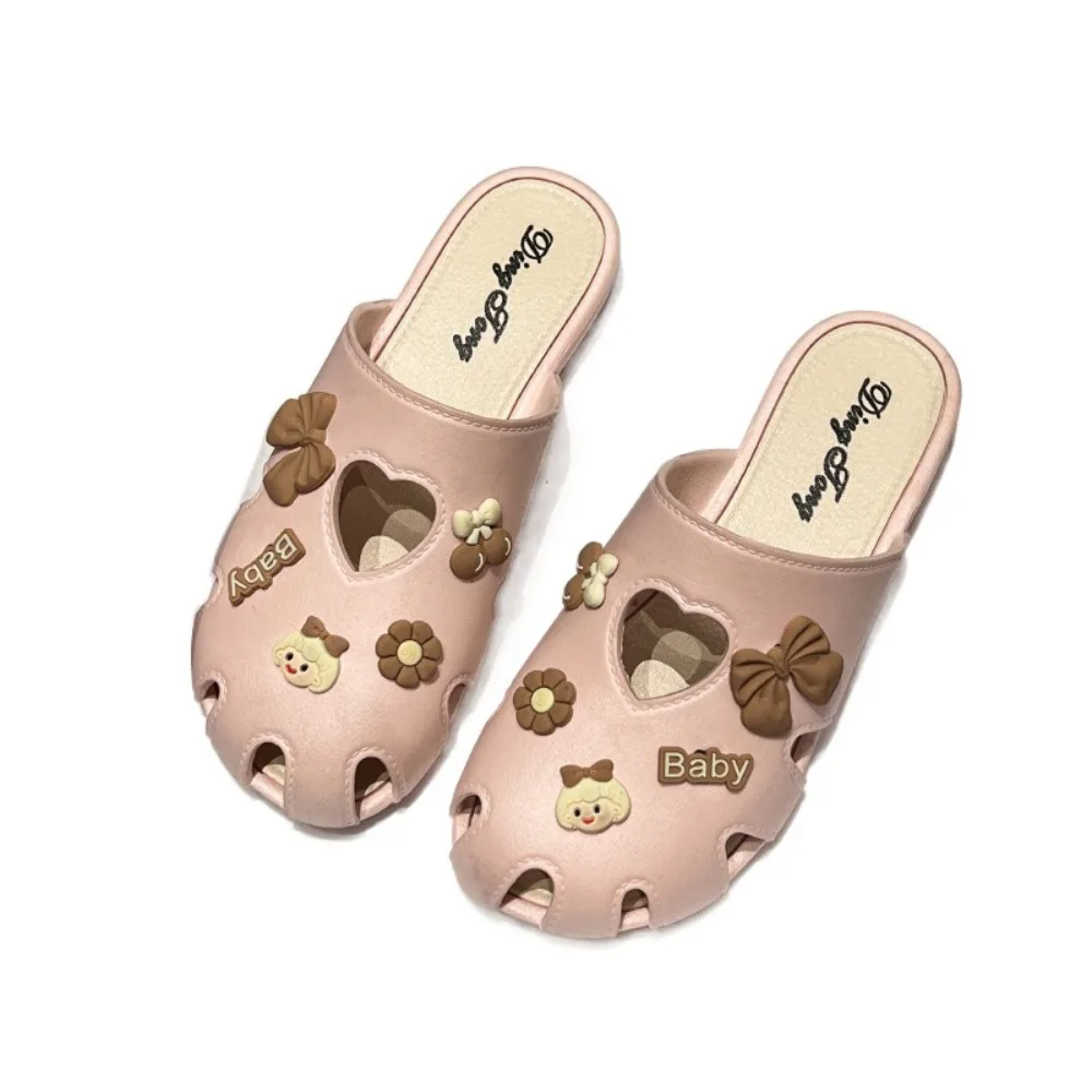 Lindas zapatillas de cuero Kawaii para mujer, sandalias deslizantes con lazo de flores y dibujos animados, zapatos con punta, zapatillas con agujeros para playa para niña