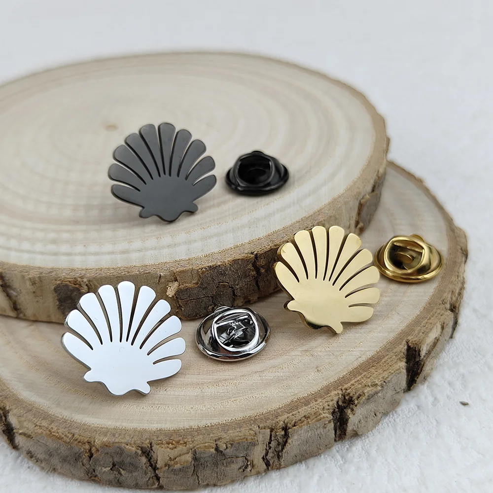 New shell fan-shaped men\'s lapel pin, stainless steel gold-plated badge, black brooch for suit accessories, gift for father