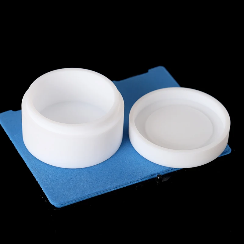 The teflon box   with lid/Teflon cell culture dish