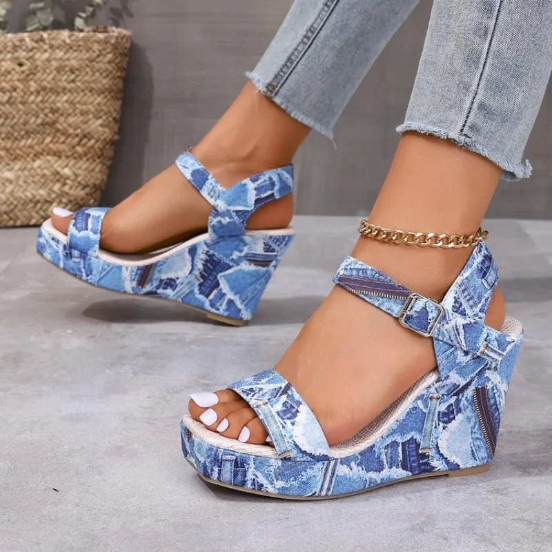 2026 Neue Damen-Keilsandalen Modische Blumenbedruckte Canvas-Schuhe Elegante Damen-Sandalen in Übergrößen Lässige Plateauschuhe