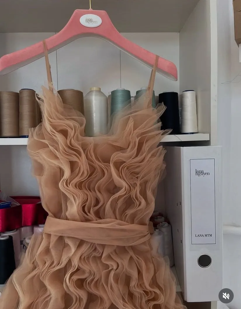 Schicke Partykleider, Spaghetti über dem Knie, V-Ausschnitt, kurzes Minikleid, mehrlagiges Rüschen-Geburtstags-Abschlussballkleid