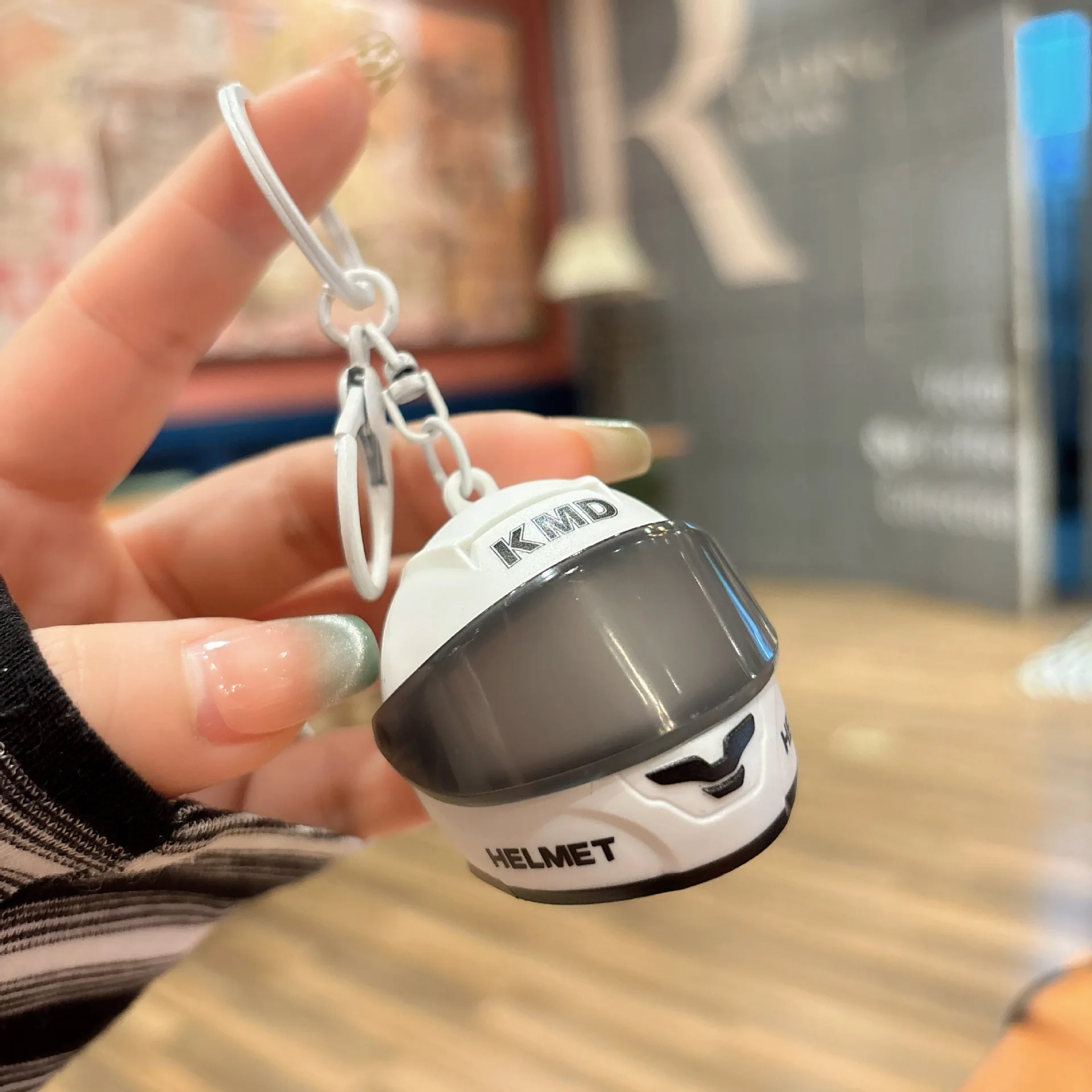 Coole Leuchtende Helm-Schlüsselanhänger Realistischer Cartoon Mini-Nachtlicht-Anhänger Multifunktionaler Leichtgewichtiger Helm-Taschenanhänger – Detail 5