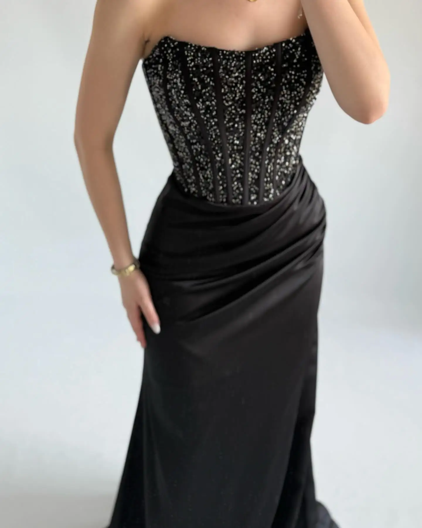 2025 Custom Made Strapless Jersey ชุดพิเศษเซ็กซี่ A-Line คริสตัลความยาวชั้นริบบิ้นชุดราตรี