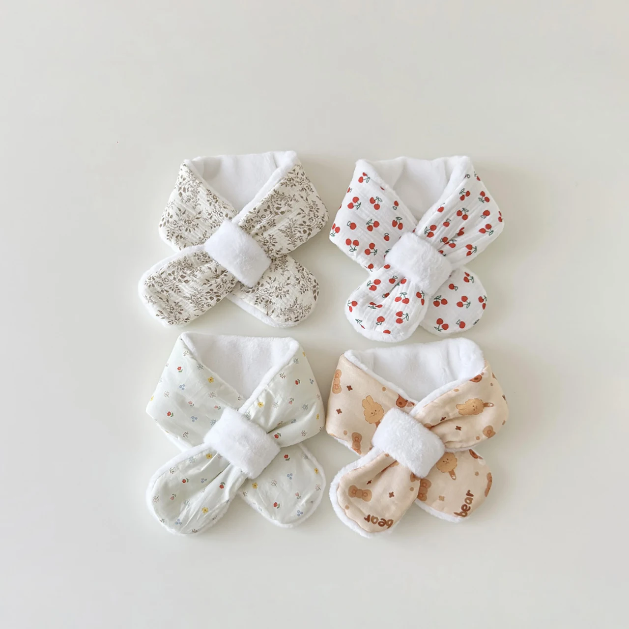 قفازات أطفال لطيفة ورائعة للشتاء الدافئ من زهور الكرز على شكل أرنب ناعمة وسميكة ومضادة للبرد قفازات متقاطعة للفتيات الصغيرات منديل للأطفال