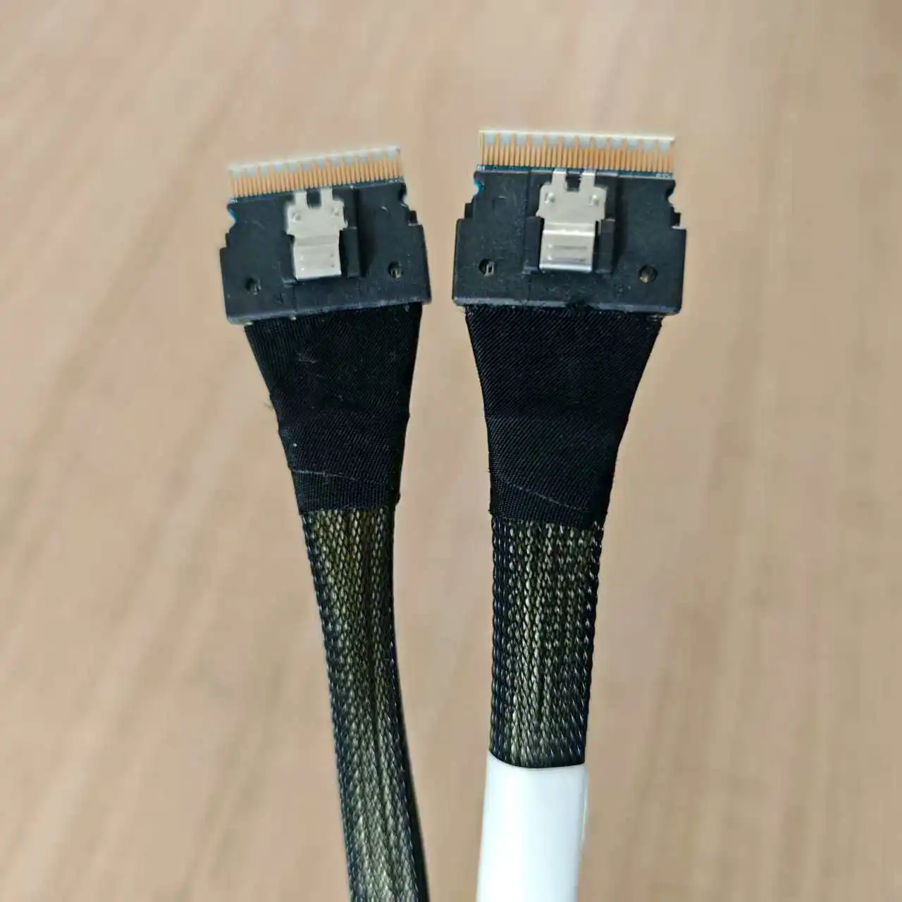 cable-de-donnees-croise-pour-carte-mere-pcie-cable-sas-amphenol-siim-40-sff-8654-x8-74p
