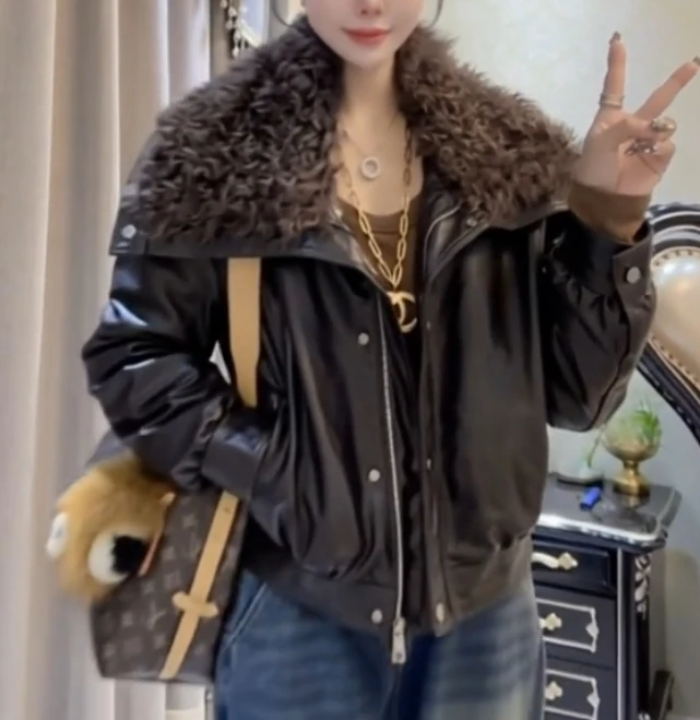 

Кожаный жилет для женщин, свободный крой, зимний, модный, стройнящий, в стиле байкерский, теплый, пуховый, китайский бренд Epherim, для повседневной носки...