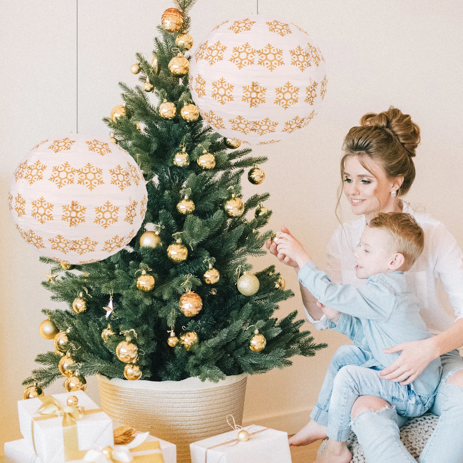 

Christmas Paper Lantern Snowflake Hanging Lantern Durable Wire Frame Xmas Party Decoration Christmas Tree Ornaments