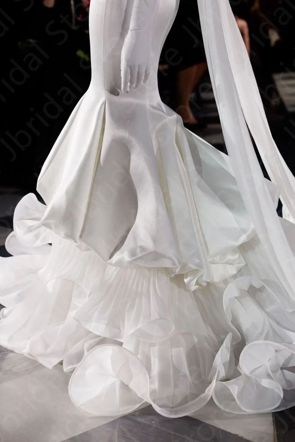 Abiti da sposa eleganti personalizzati 2025 Abiti da sposa a sirena Abito da sposa con scollo a cuore Abiti da sposa con gonna bianca a strati