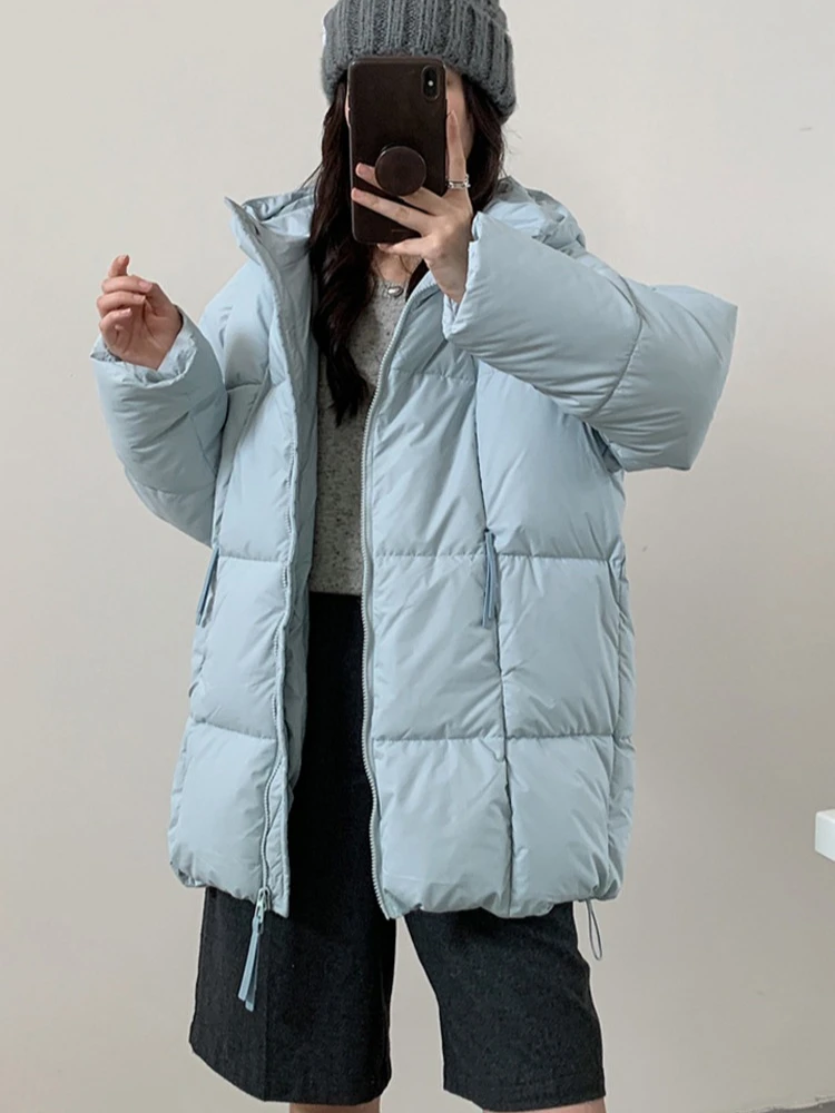 سترة قطنية جديدة لشتاء 2025 متوسطة الطول وخفيفة للغاية وجميلة المظهر معطف نسائي سميك من القطن الدافئ