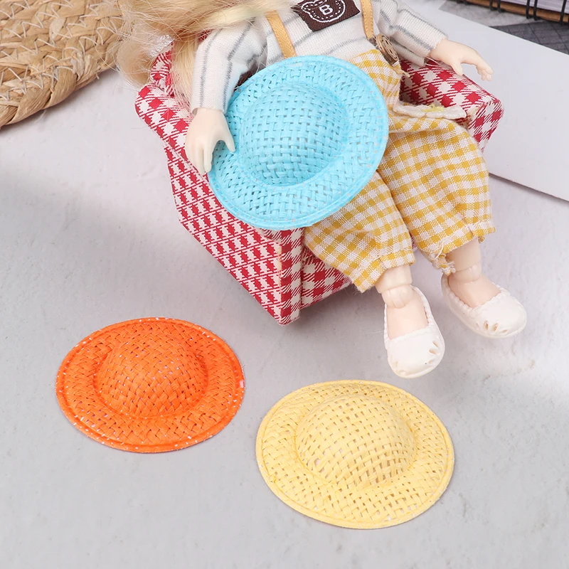 5Pcs Dollhouse Hand Weaved cappello di paglia bambola Mini cappello colorato accessori per la decorazione per bambini giochi di imitazione