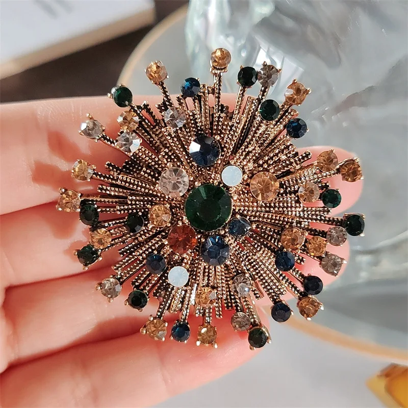 Vintage Crystal Blossom Snowflake Brooches For Women New Fashion Zircon Alloy Pins Jewelry Party Office Accessory Practical Gift