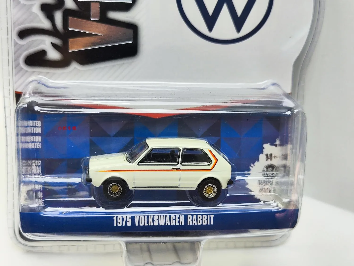 1:64 1975 Volkswagen Rabbit with Custom Stripe Pink White  Diecast Metal Alloy Model Car Toys For  Gift Collection