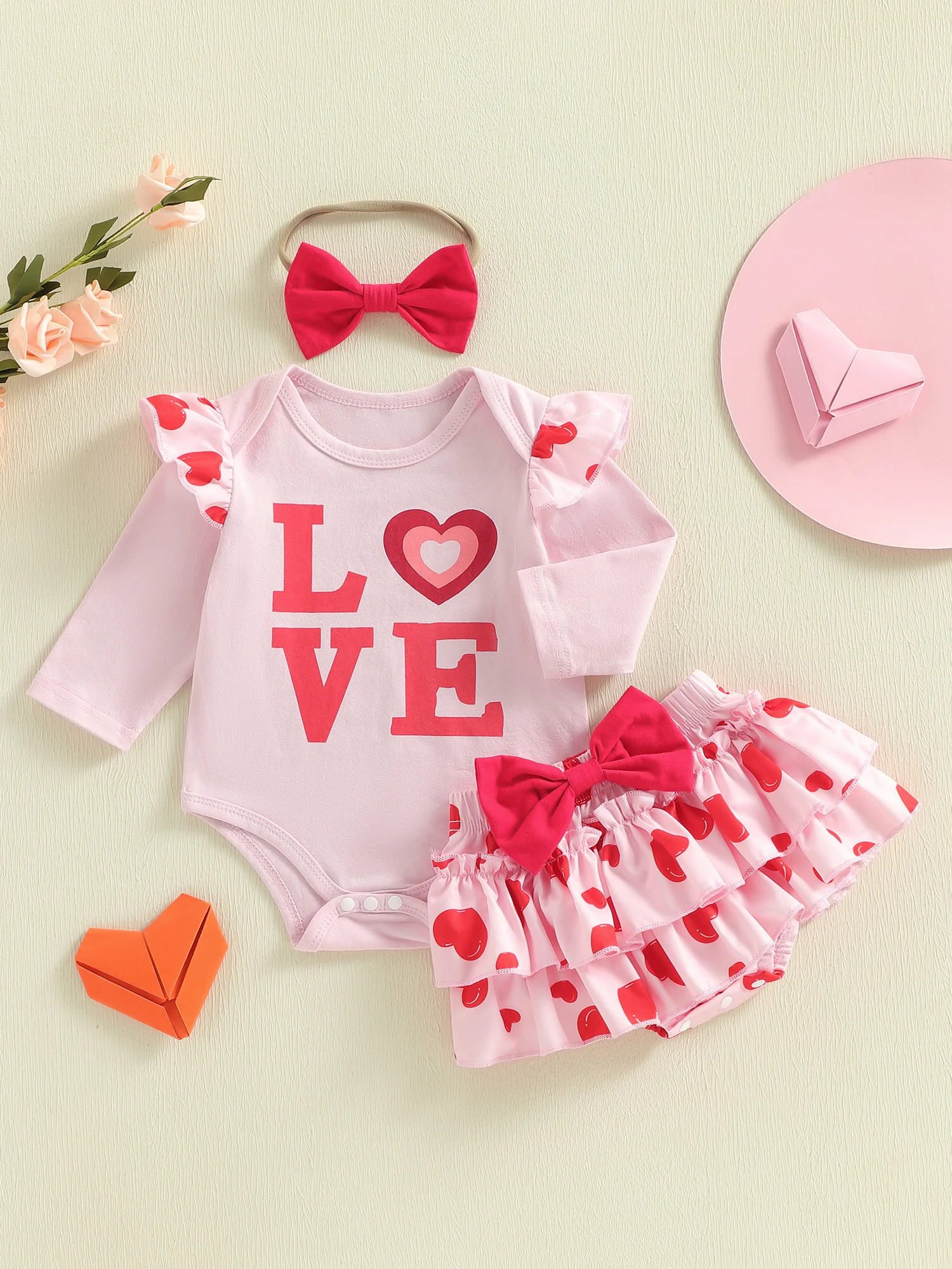 طقم مكون من 3 قطع للفتيات الصغيرات لعيد الحب مع أكمام طويلة ورقبة دائرية وطبعة قلب وعصابة رأس وتنورة توتو - رائعة
