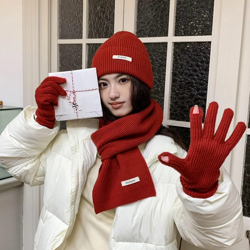 

Шапка, шарф, перчатки — три предмета в комплекте: вязаный шерстяной шарф, красная шапка, однотонный вязаный комплект, простой и универсальный, свободный, удобный, модный.