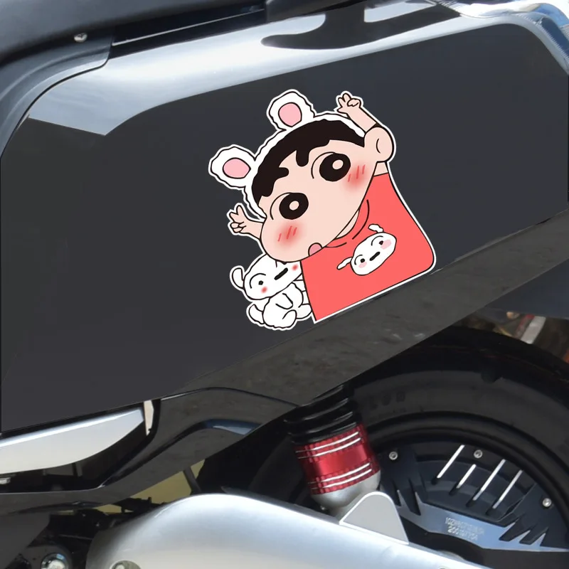 Crayon Shin-chan Cartoon Adesivi per auto Anime Finestra per auto Paraurti Serbatoio carburante Adesivi decorativi per moto Decalcomania in vinile impermeabile