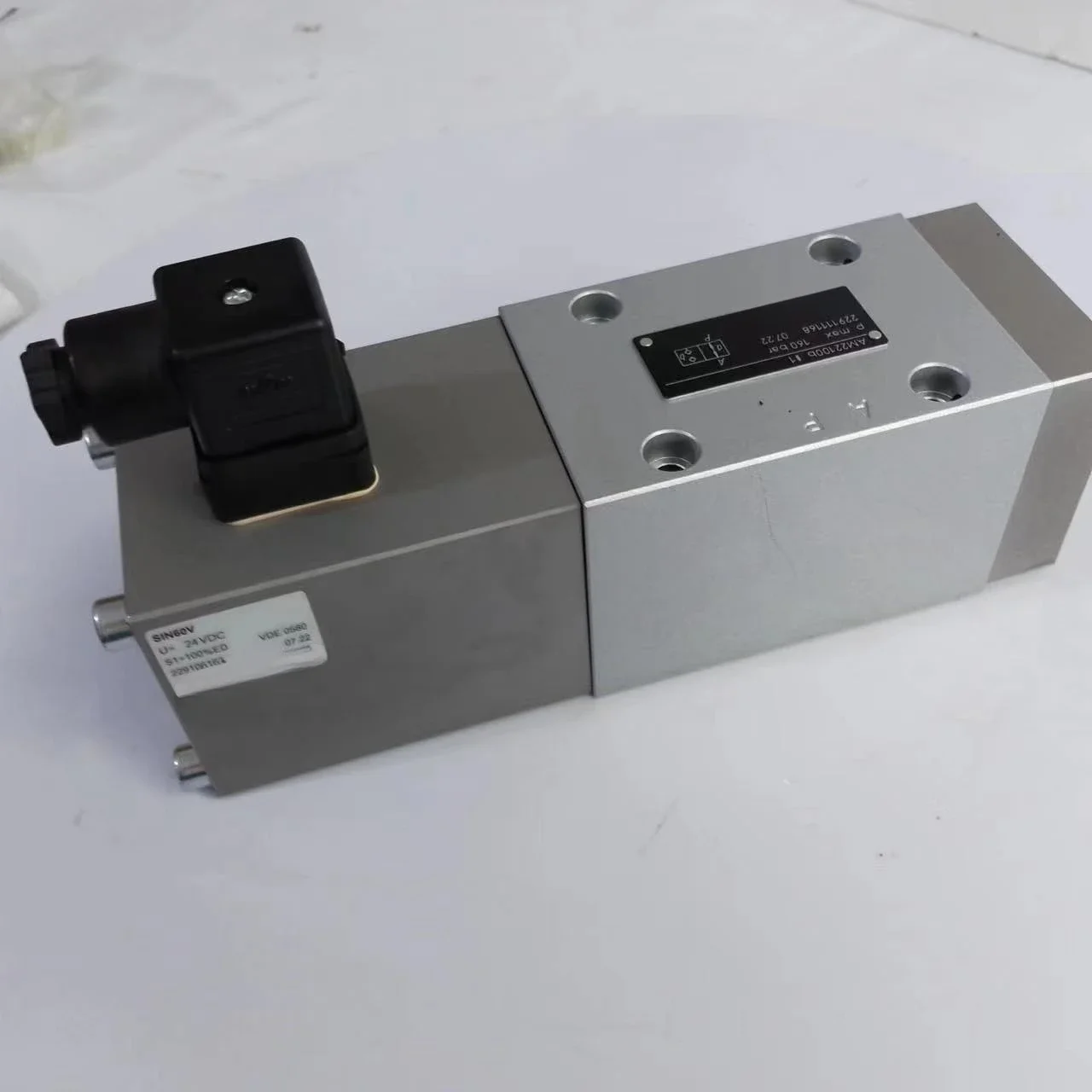 

WANDFLUH Solenoid operated poppet valve AM22100b-G24