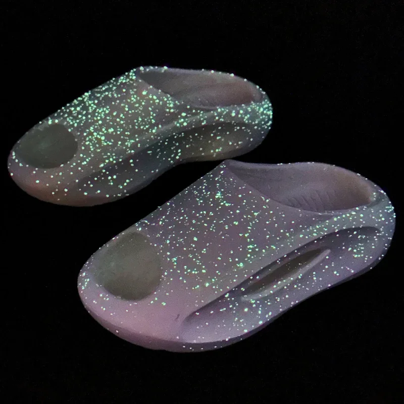 New summer children's sandals and slippers that light up at night and are beautiful, fashionable, soft and comfortable