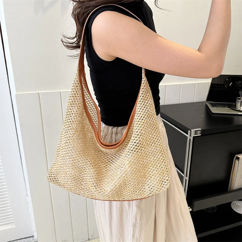 Borsa tote in tessuto naturale con stile K. Questa borsa sottobraccio spaziosa ed elegante è il tuo accessorio estivo essenziale.