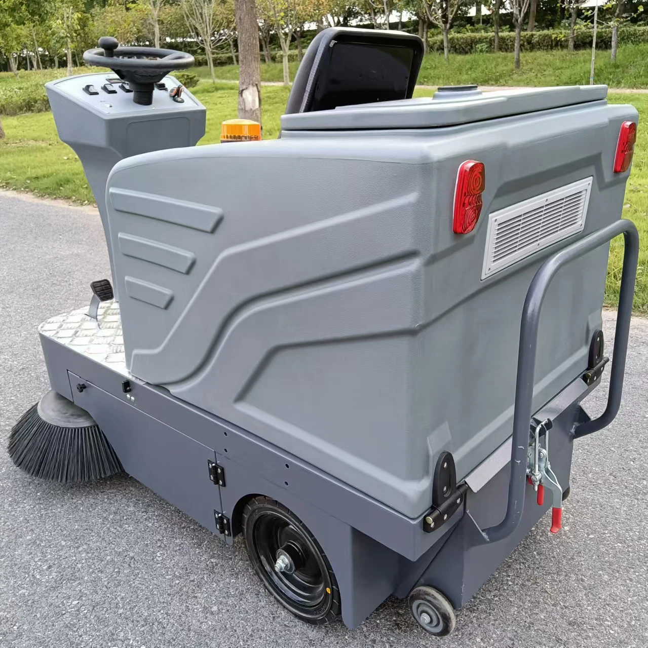 Customized  Automatic Industrial Ride-On Road Sweeper Commercial Electric Self-Propelled Street Sweeper Floor Cleaning Machine