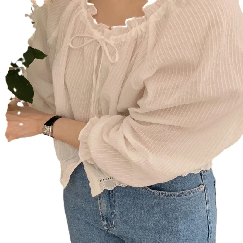 2025 Zomer Koreaanse Kant Mode Ademend Wit Shirt Ontwerp Dunne Korte Mouw V-hals Woon-werkverkeer Casual Dames College Top