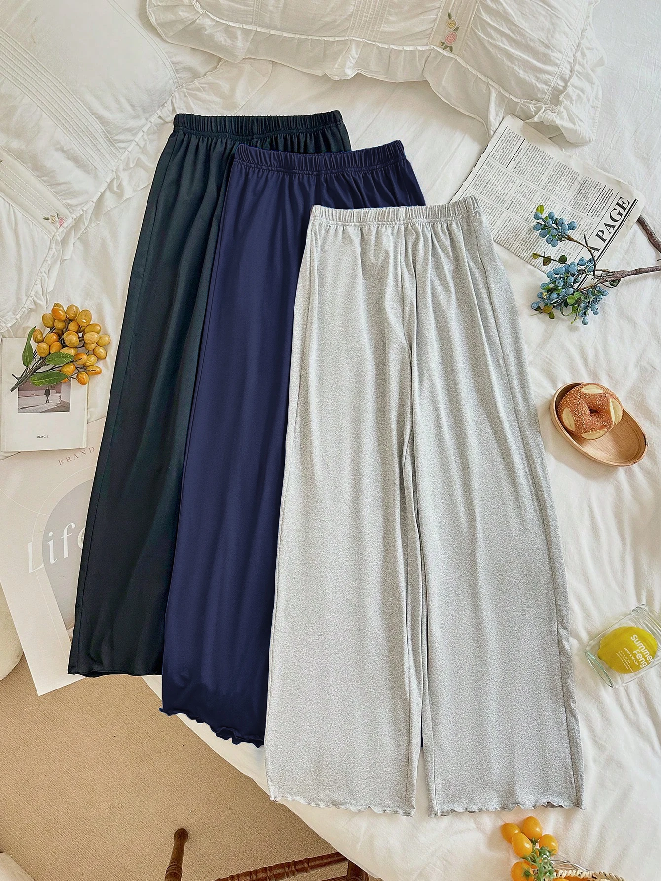 Un ensemble trois pièces de pantalons longs pour femmes, taille haute, ample, jambes larges, ourlet à volants, à la mode et polyvalent